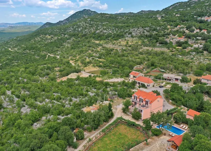 Three-Bedroom Apartment In Rastovac