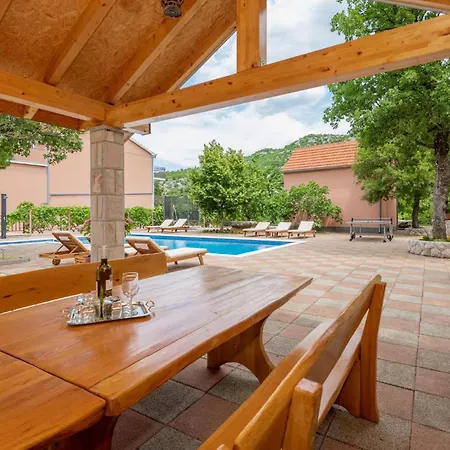 Vakantiehuis Three-bedroom In Rastovac *