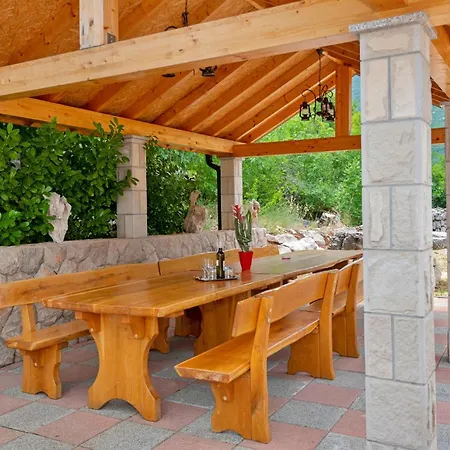 Vakantiehuis Three-bedroom In Rastovac *